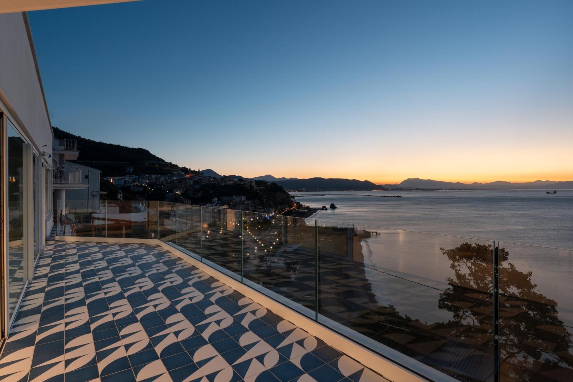 Laguna Blu - Overlooking The Sea On The Amalfi Coast